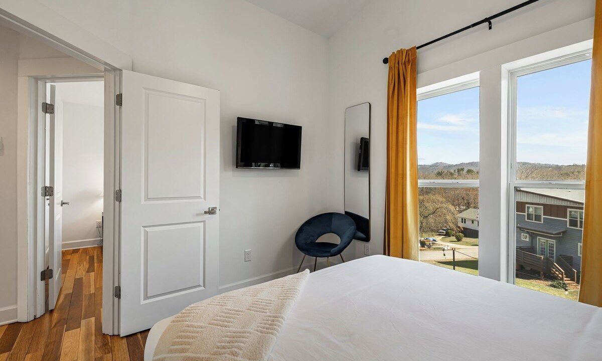 Photo of Bedroom in Woodfin