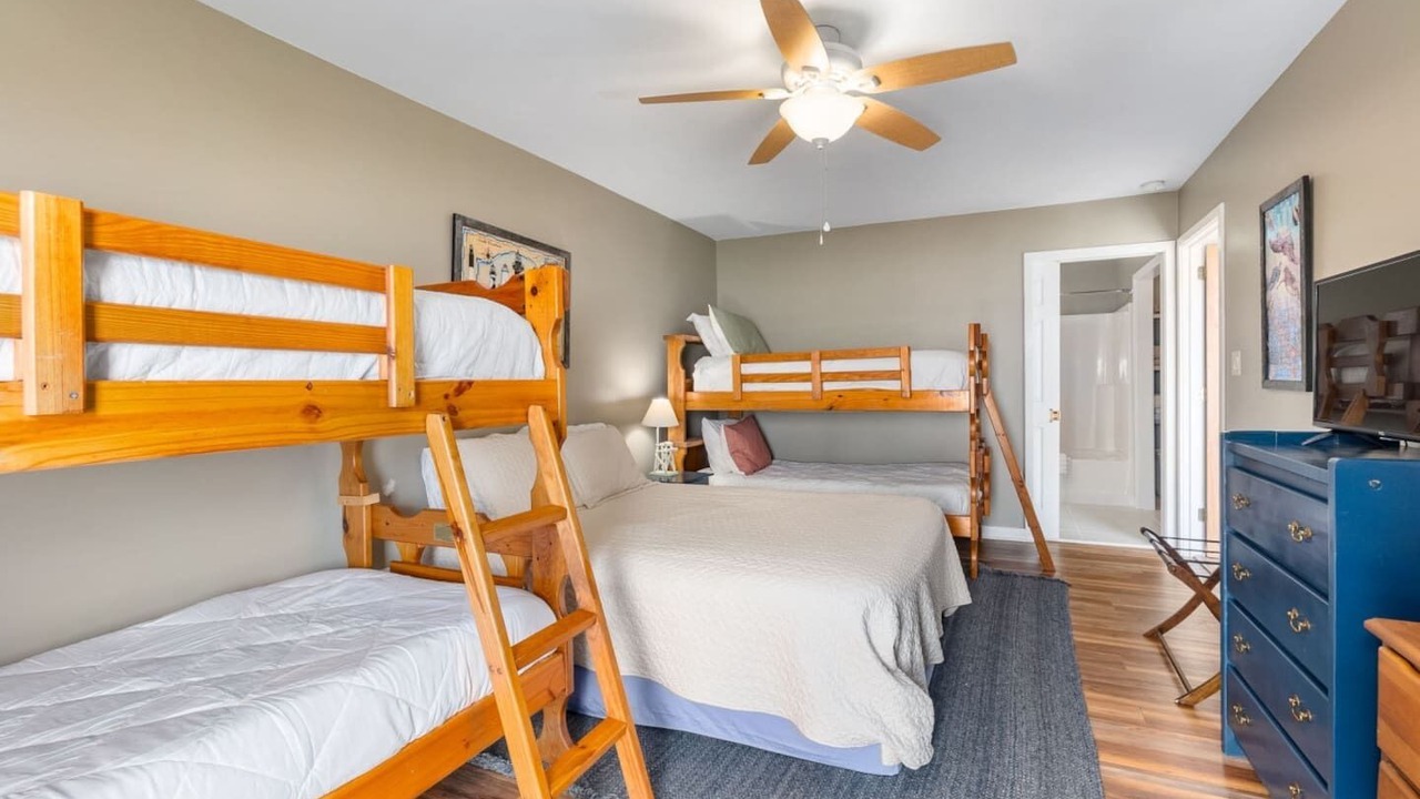 Photo of Bedroom in Pine Knoll Shores