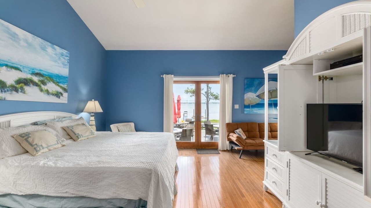 Photo of Bedroom in Pine Knoll Shores