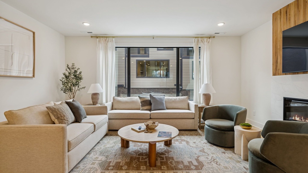 Photo of Livingroom in Hurwood Heights