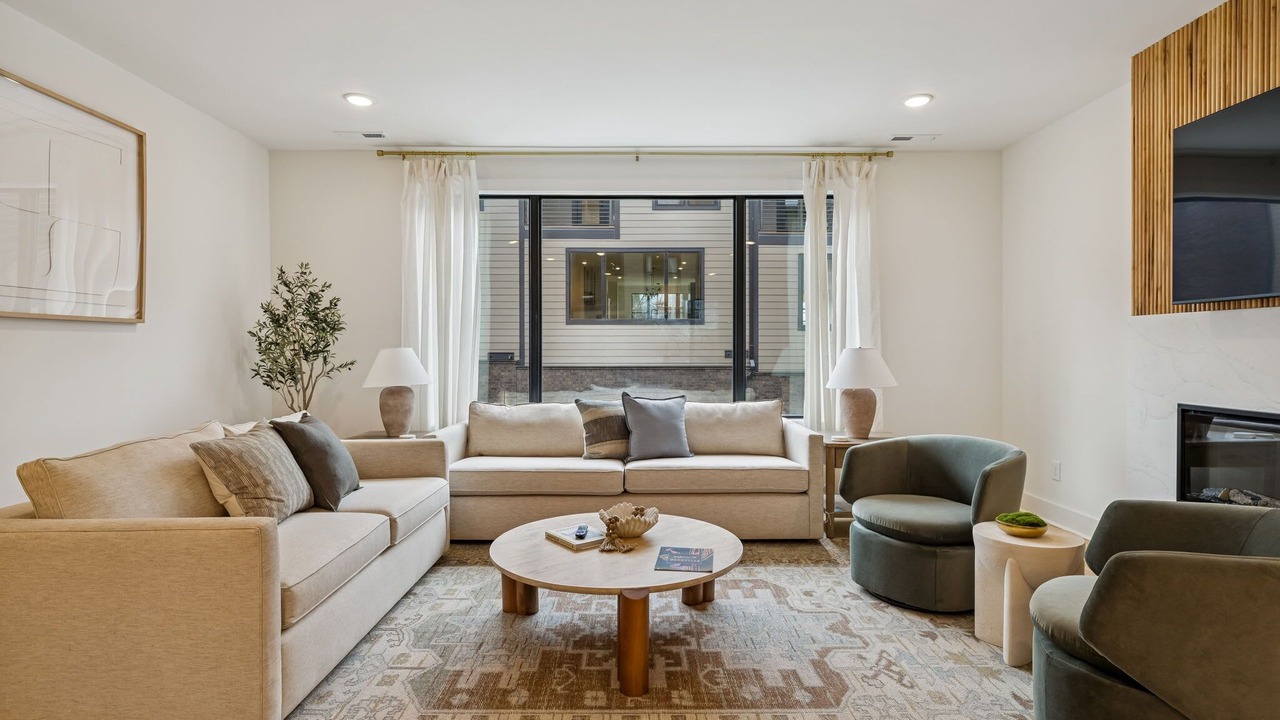 Photo of Livingroom in Hurwood Heights