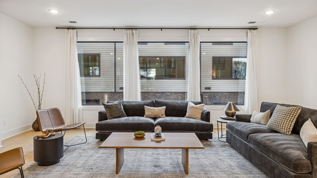 Photo of Livingroom in Hurwood Heights