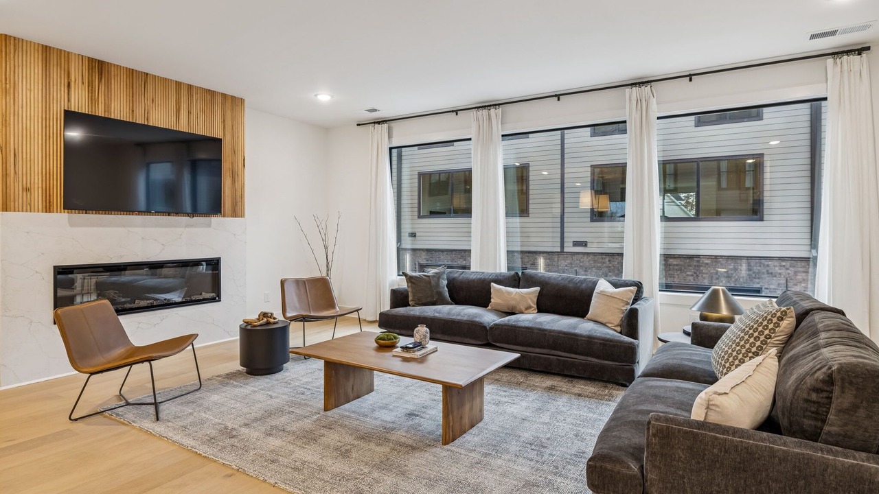 Photo of Livingroom in Hurwood Heights