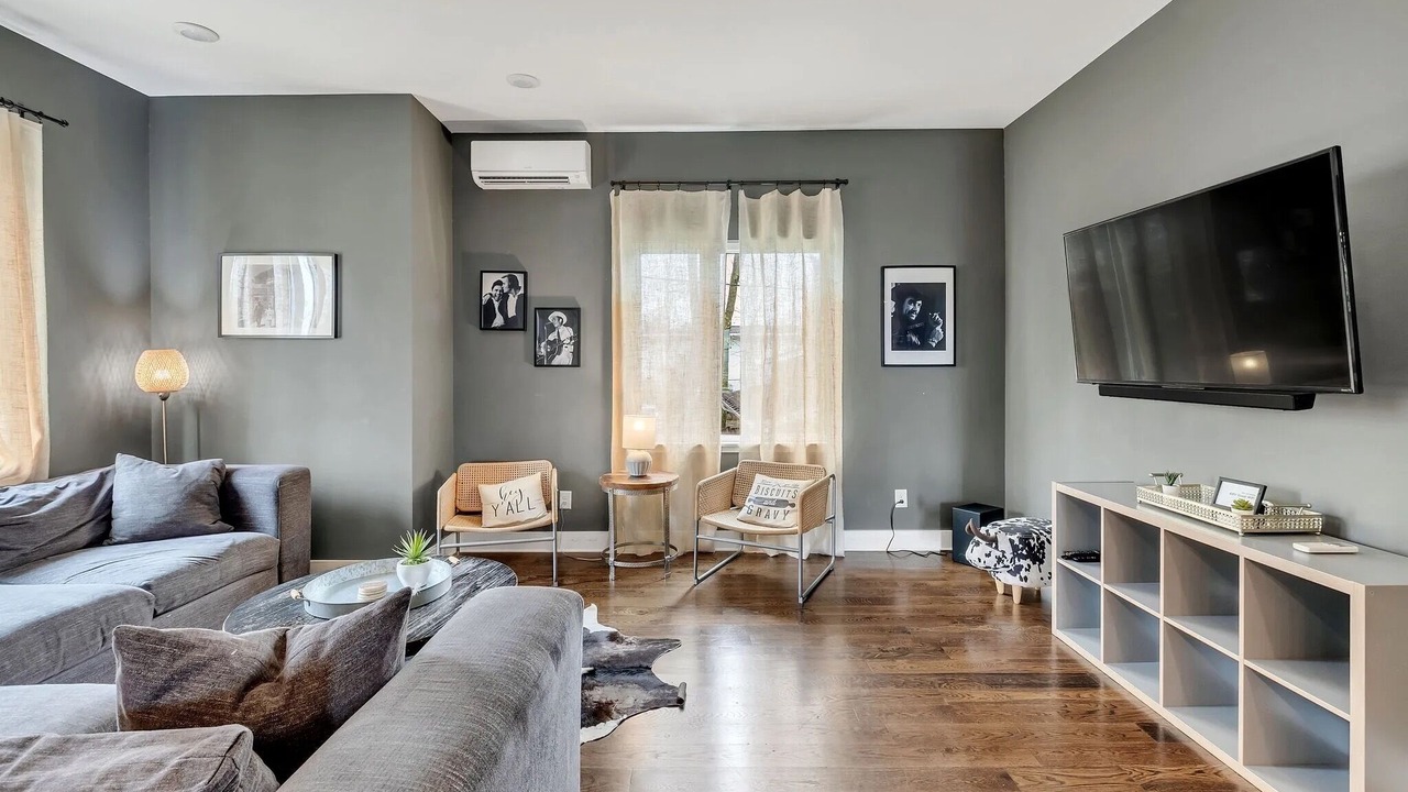 Photo of Livingroom in East Hill
