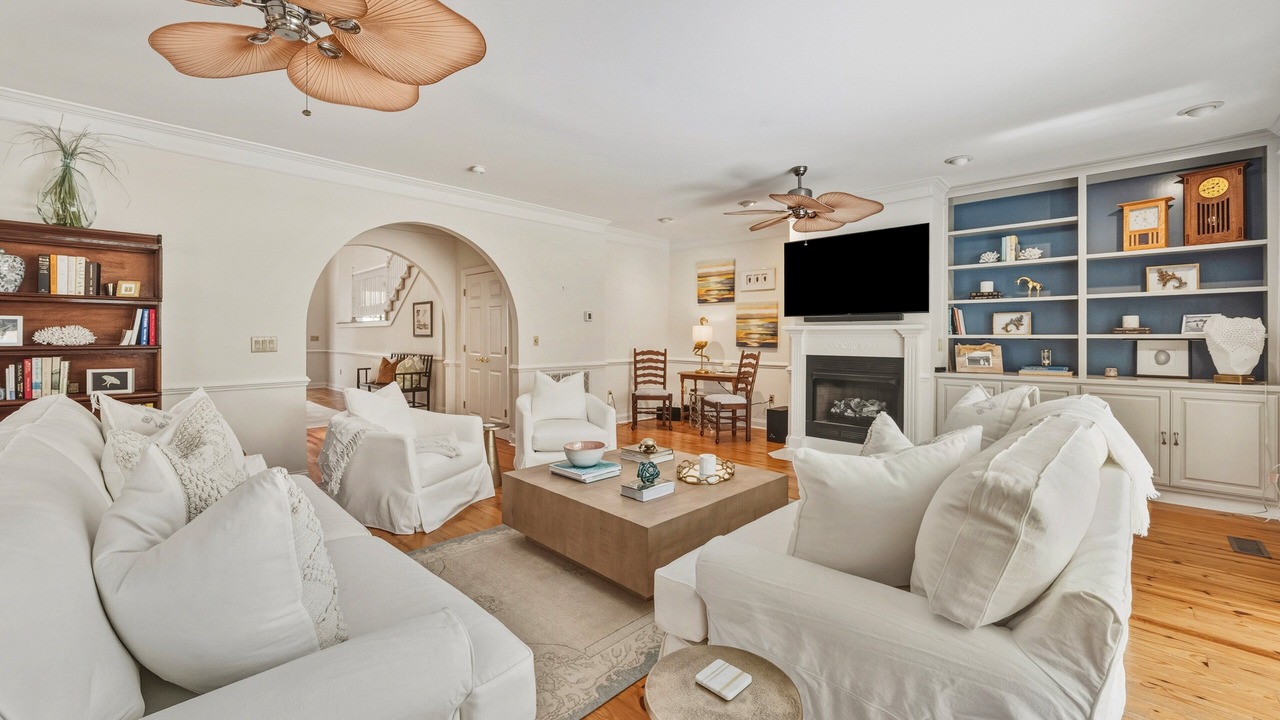 Photo of Livingroom in Debordieu Colony