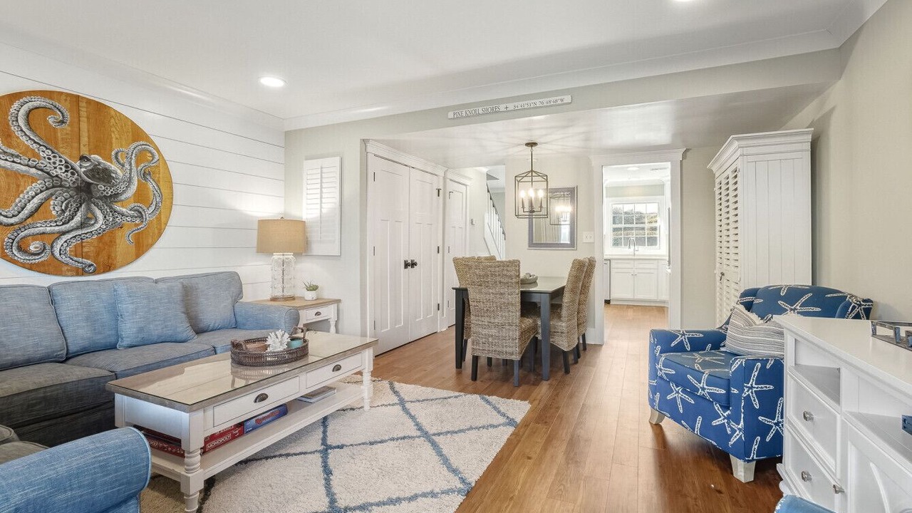 Photo of Livingroom in Pine Knoll Shores