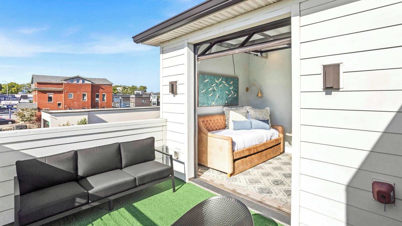 Photo of Patio Balcony in Eighth Avenue