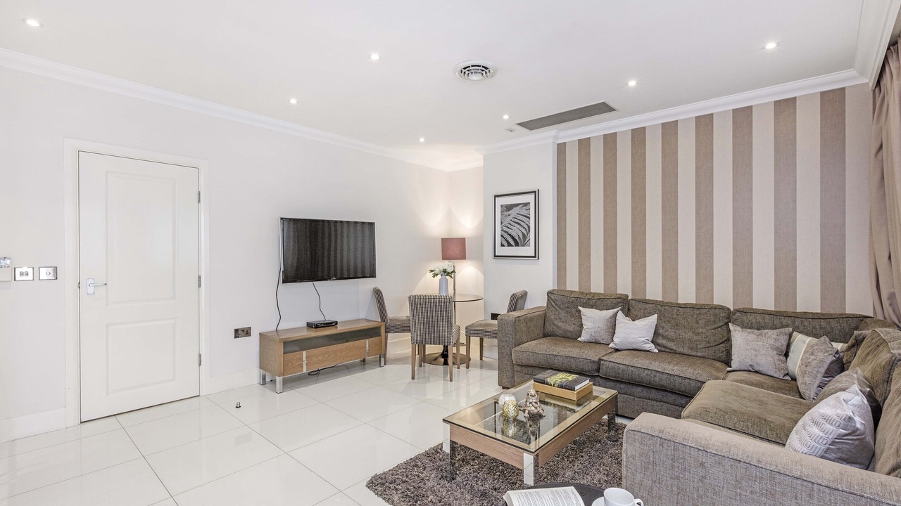 Photo of Livingroom in Courtfield