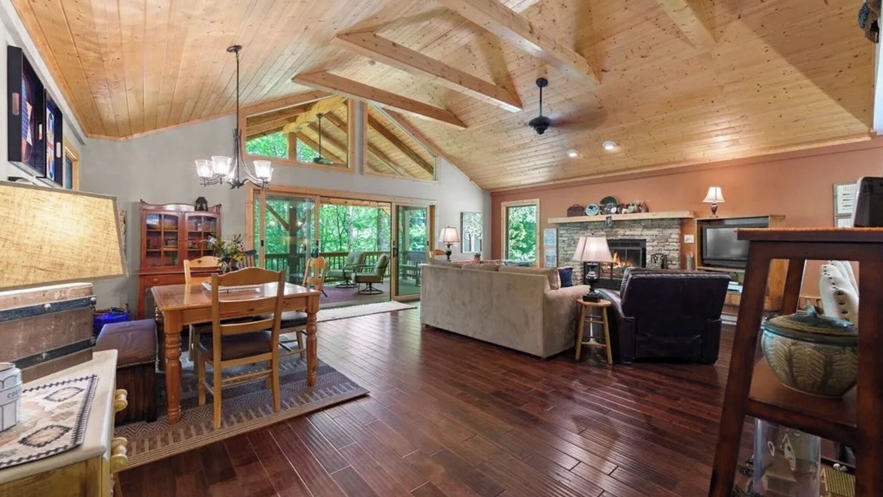 Photo of Livingroom in Cullowhee