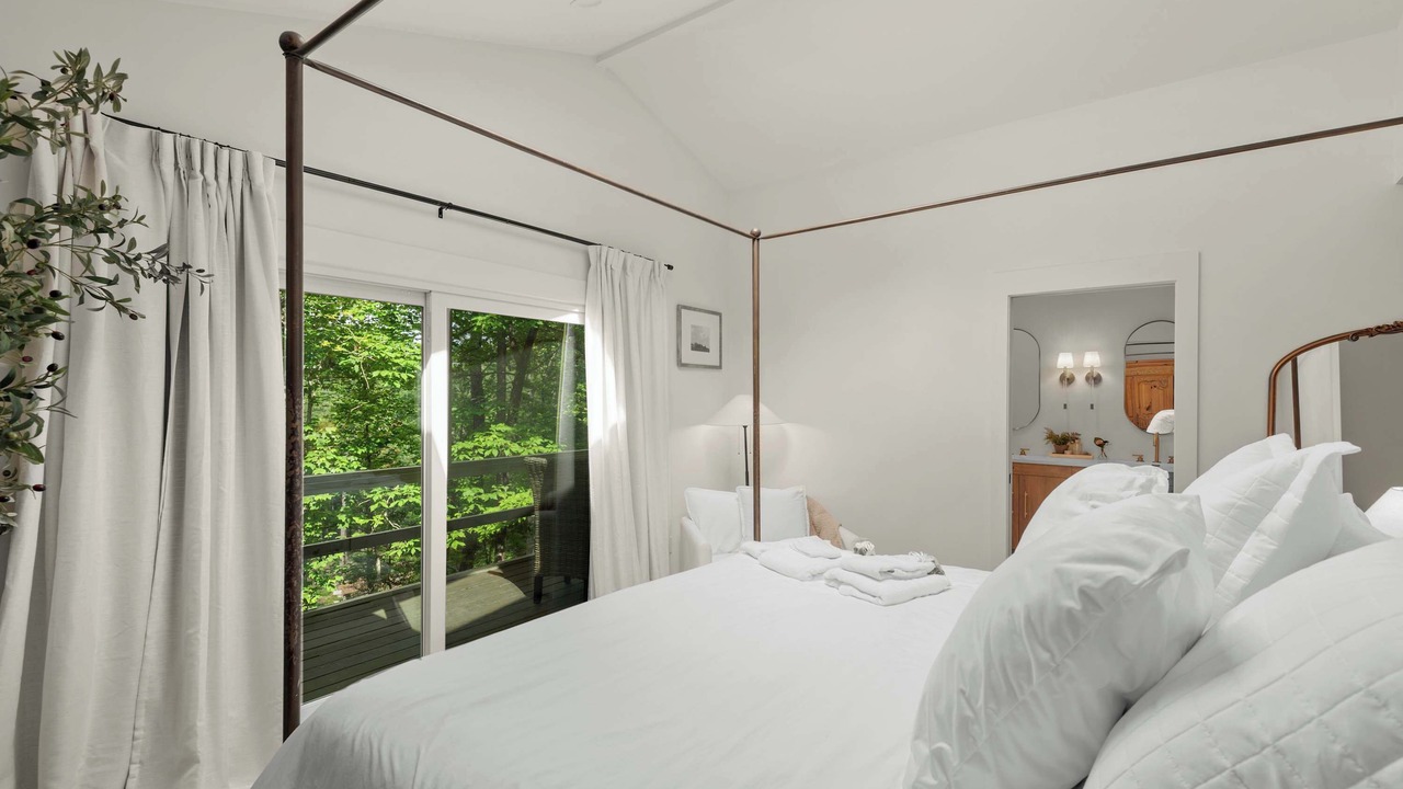 Photo of Bedroom in Hendersonville