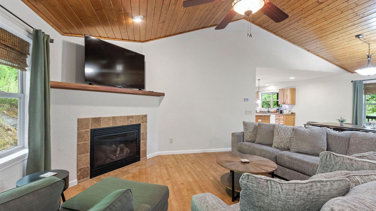 Photo of Livingroom in Brasstown