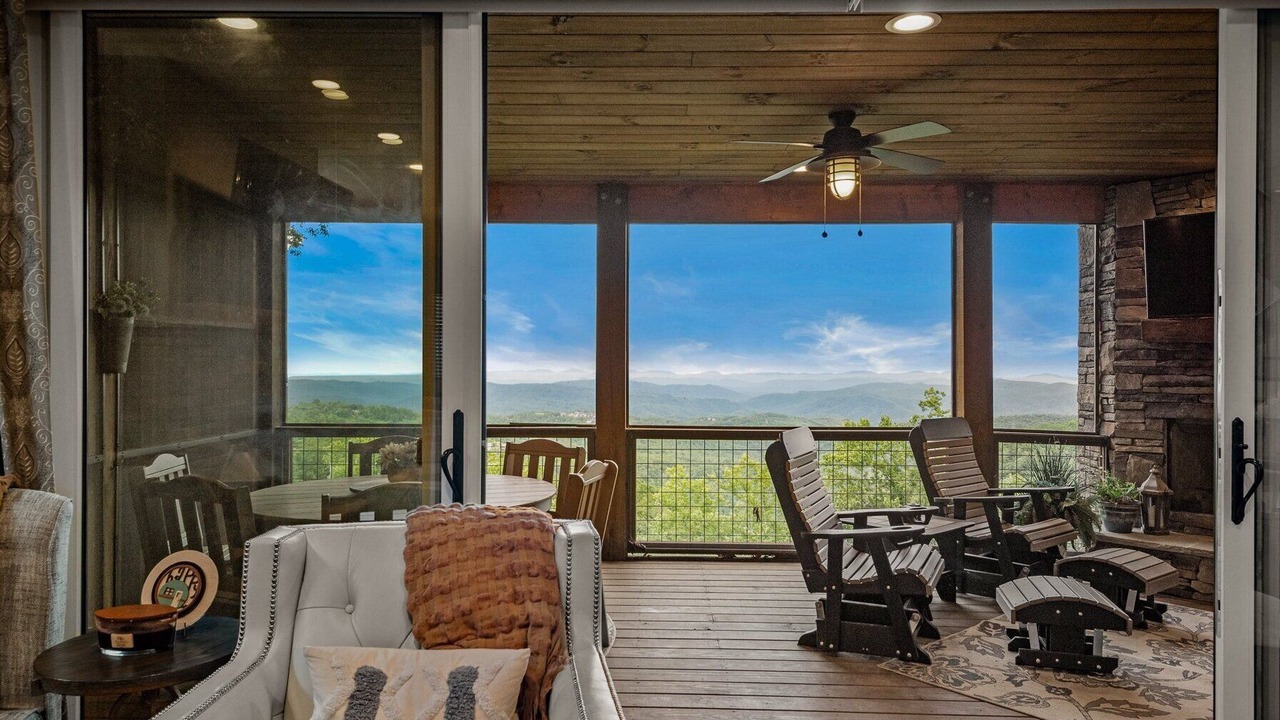 Photo of Livingroom in Lenoir