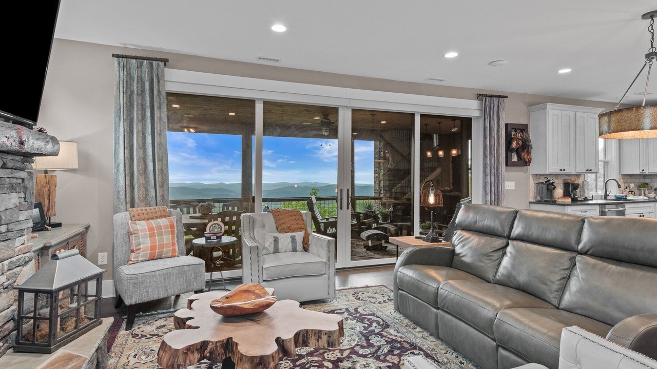 Photo of Livingroom in Lenoir