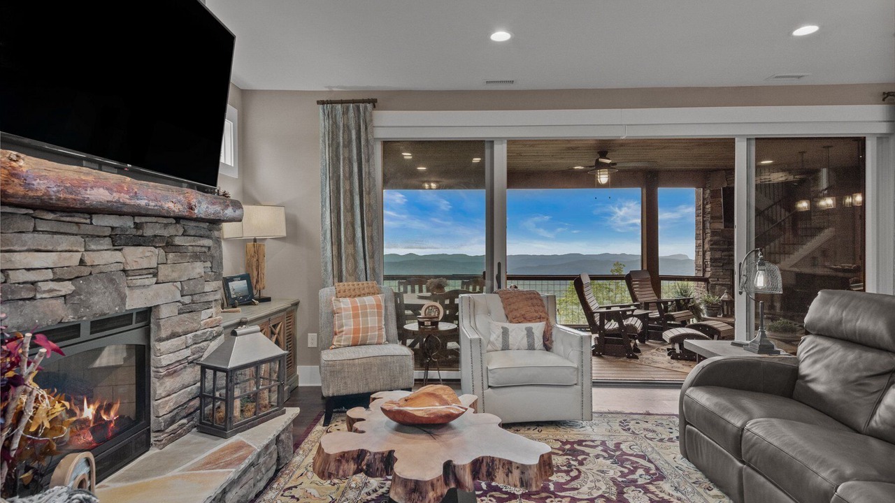 Photo of Livingroom in Lenoir