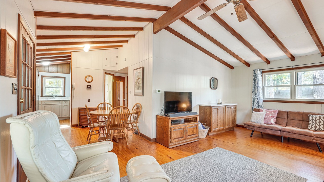 Photo of Livingroom in Modoc Shores
