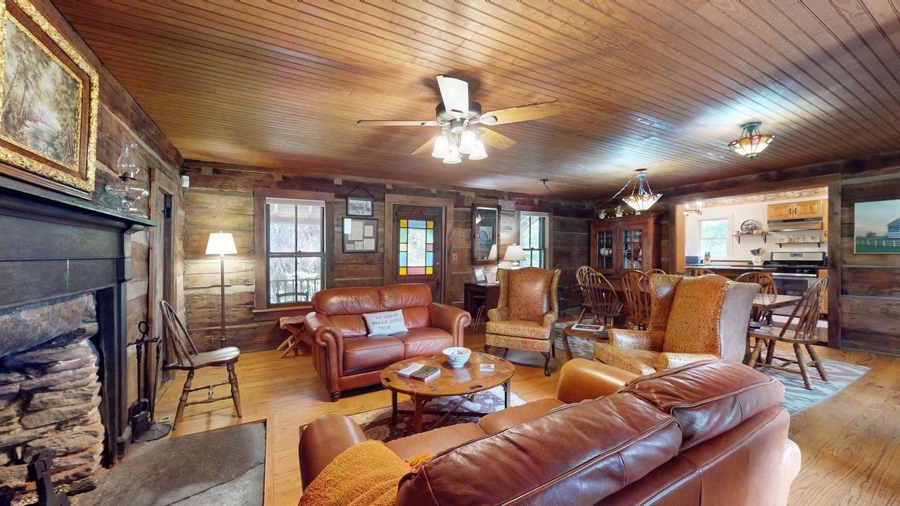 Photo of Livingroom in Weaverville