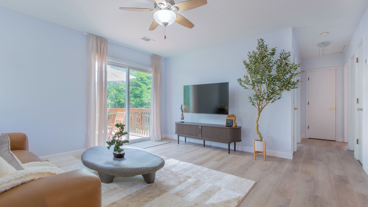 Photo of Livingroom in Midway