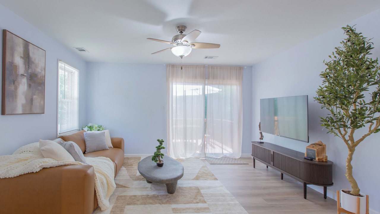 Photo of Livingroom in Midway