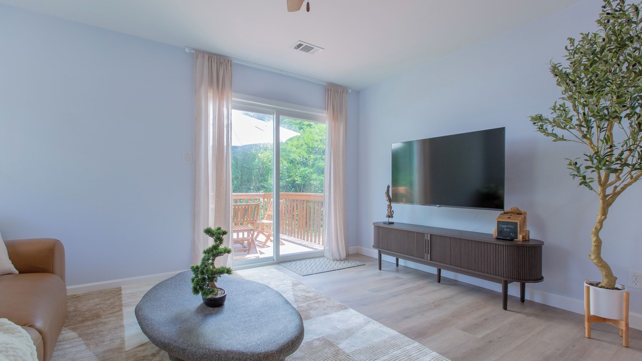 Photo of Livingroom in Midway