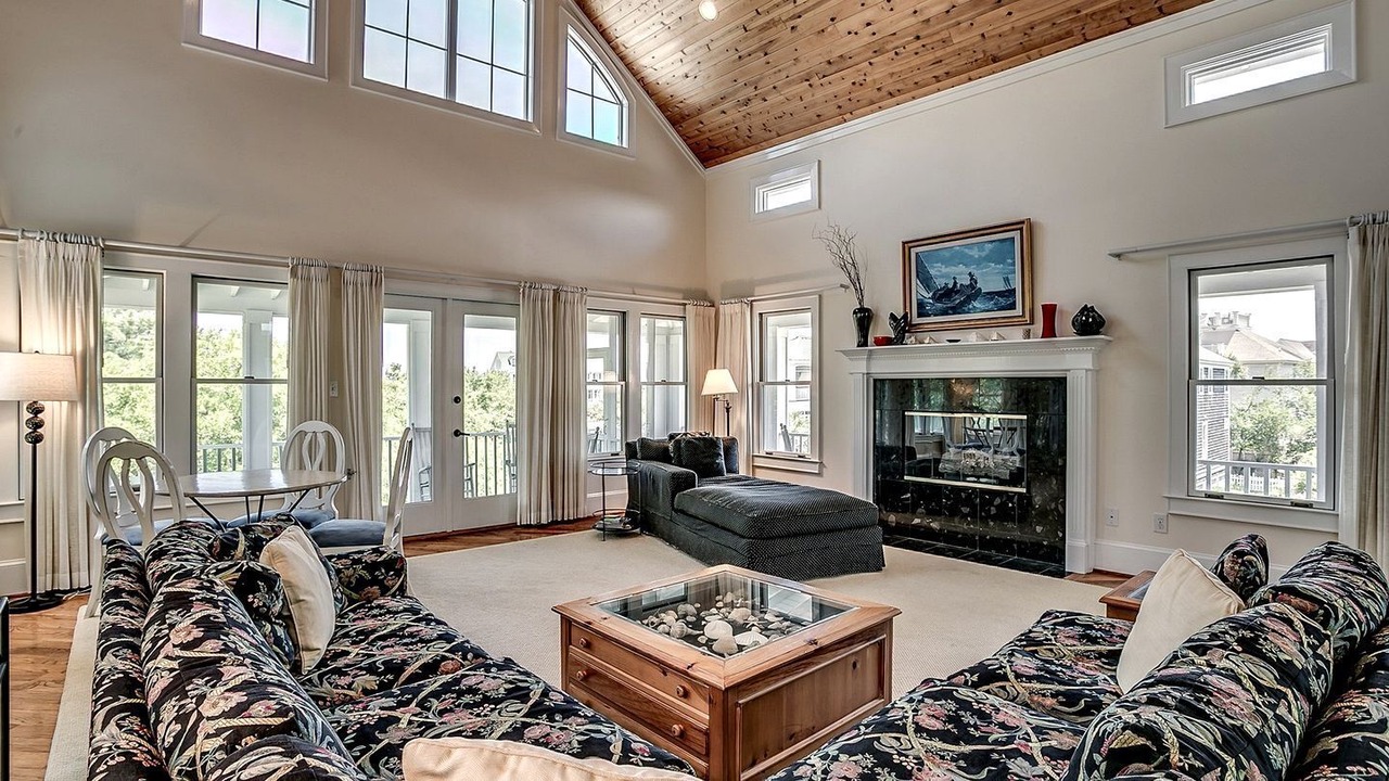 Photo of Livingroom in Debordieu Colony