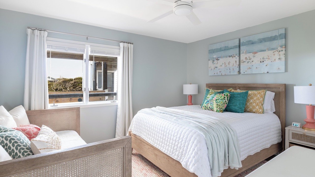 Photo of Bedroom in Pine Knoll Shores