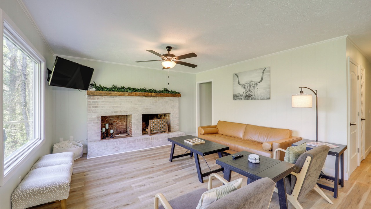 Photo of Livingroom in Lenoir