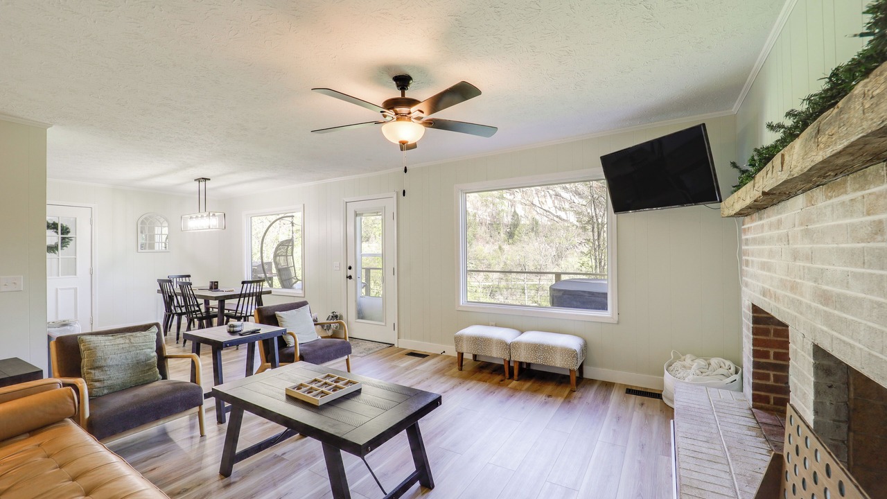 Photo of Livingroom in Lenoir