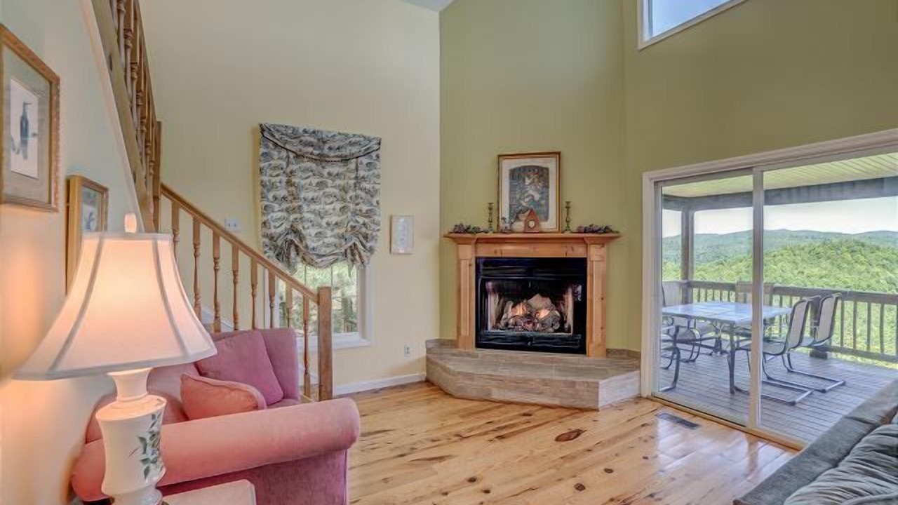 Photo of Livingroom in Saluda