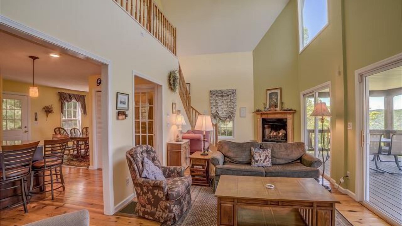 Photo of Livingroom in Saluda