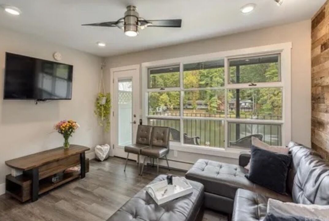 Photo of Livingroom in Flat Rock
