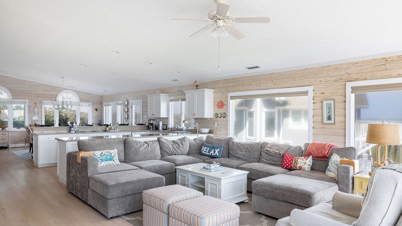 Photo of Livingroom in Pine Knoll Shores