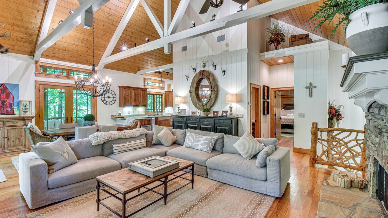 Photo of Livingroom in Cullowhee
