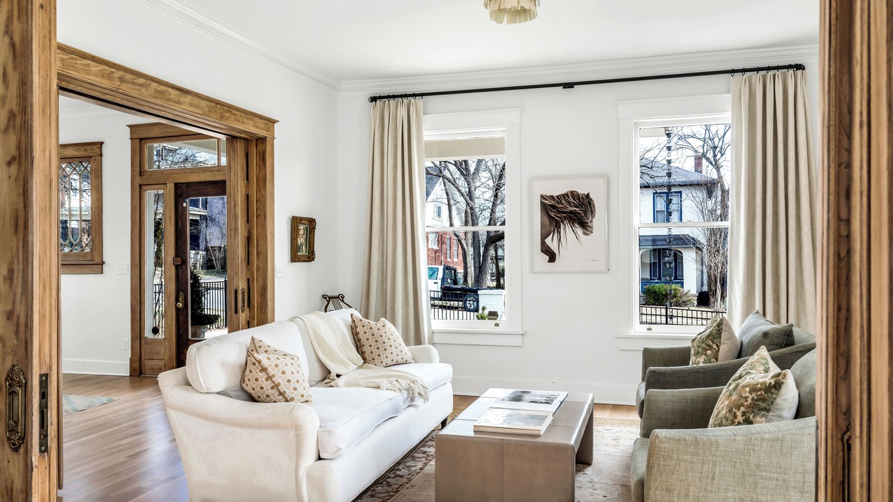 Photo of Livingroom in Belmont - Hillsboro