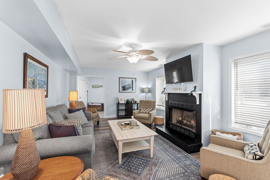 Photo of Livingroom in Pine Knoll Shores