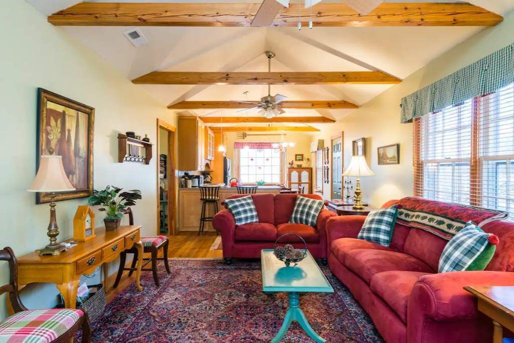 Photo of Livingroom in Saluda