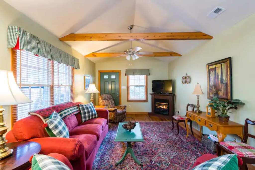 Photo of Livingroom in Saluda