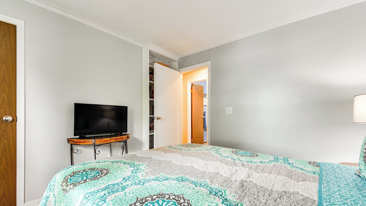 Photo of Bedroom in Leasburg