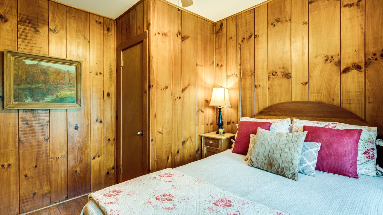 Photo of Bedroom in Hendersonville