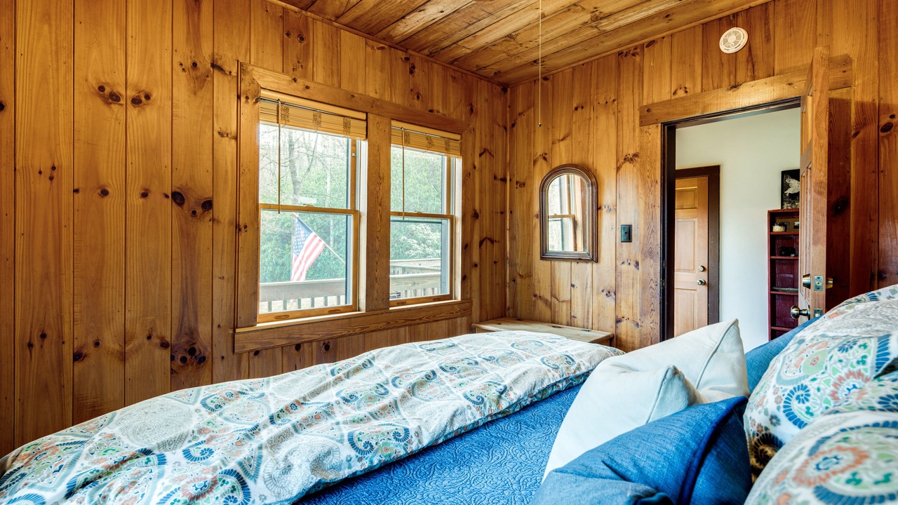 Photo of Bedroom in Hendersonville