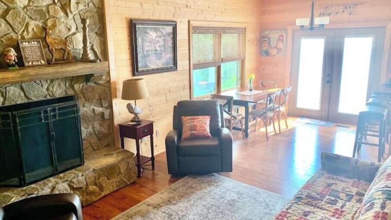 Photo of Livingroom in Purlear