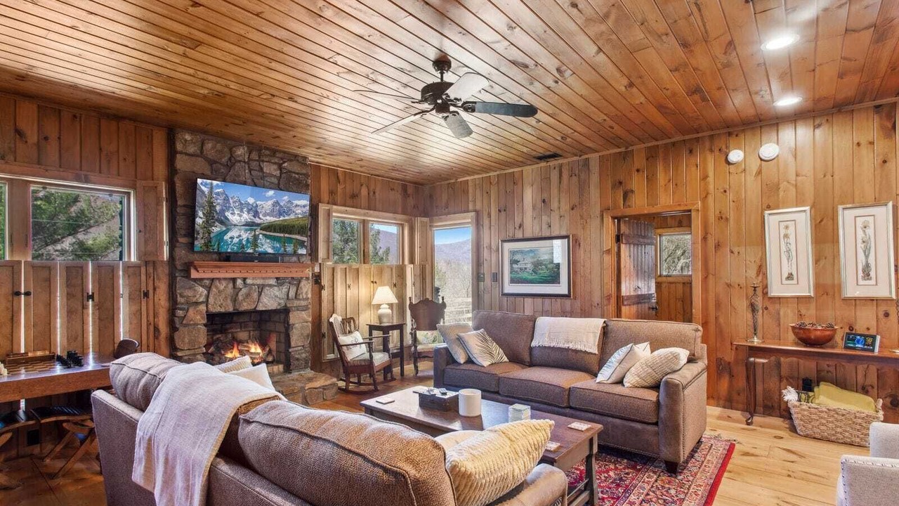 Photo of Livingroom in West Jefferson