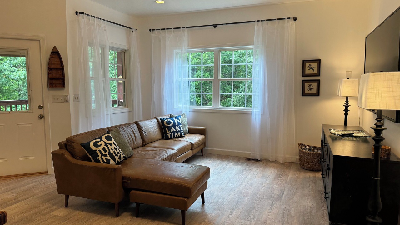 Photo of Livingroom in Albemarle
