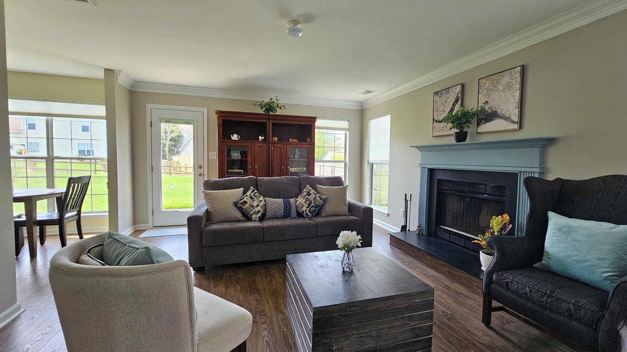 Photo of Livingroom in Davis Lake - Eastfield