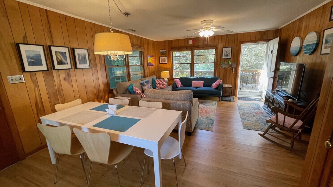 Photo of Livingroom in Pine Knoll Shores