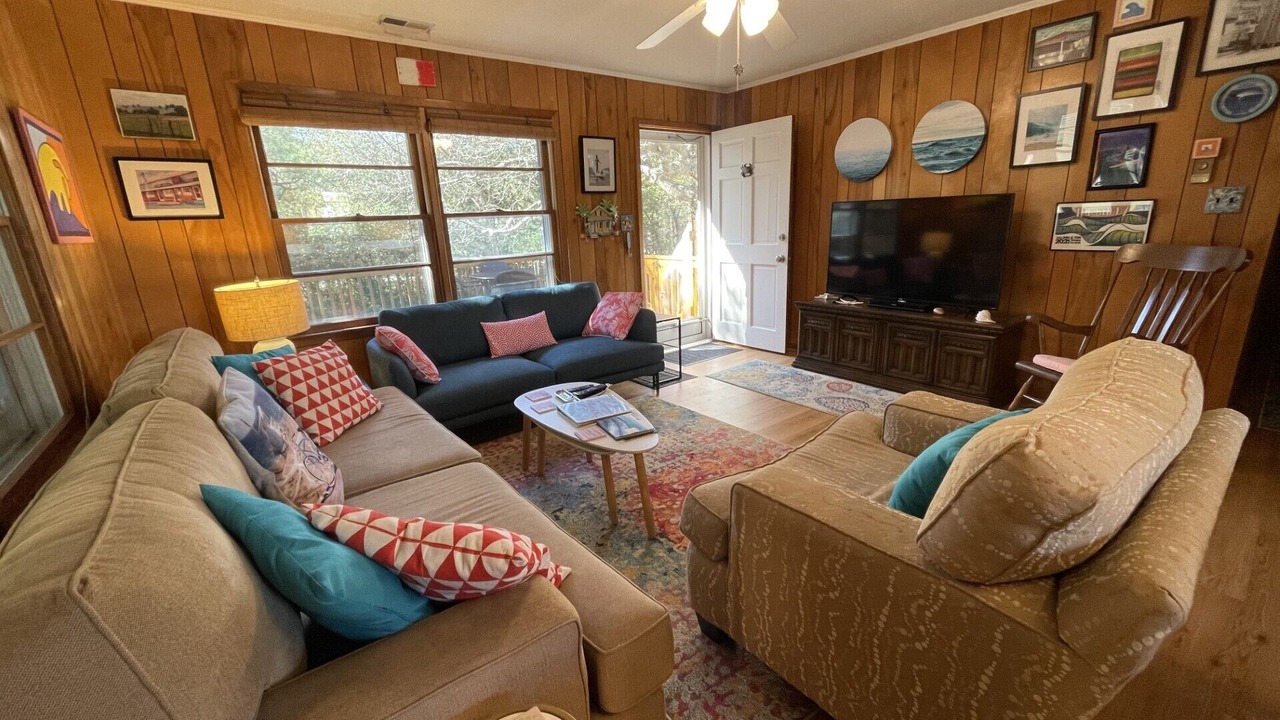 Photo of Livingroom in Pine Knoll Shores