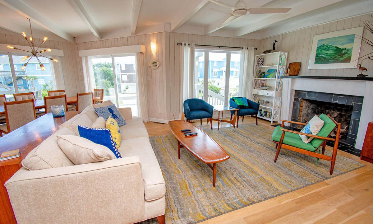 Photo of Livingroom in Pine Knoll Shores