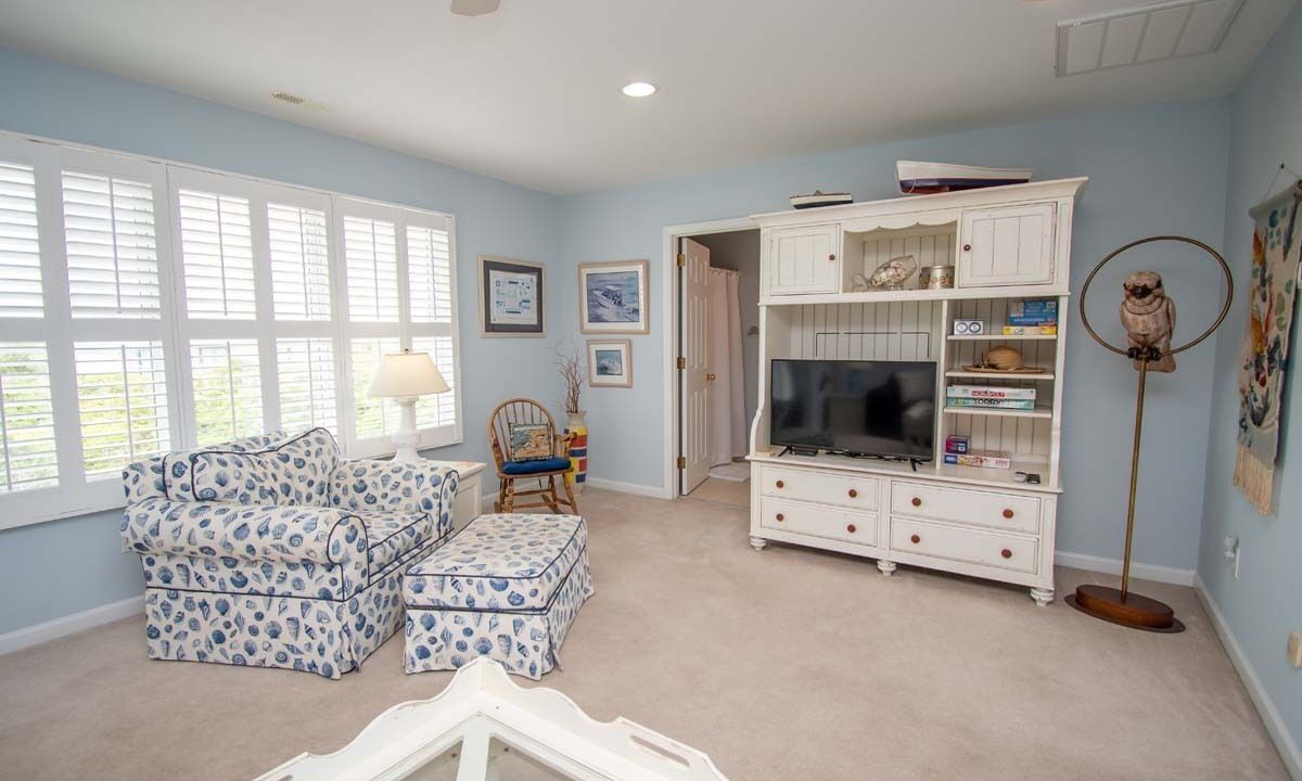 Photo of Livingroom in Pine Knoll Shores
