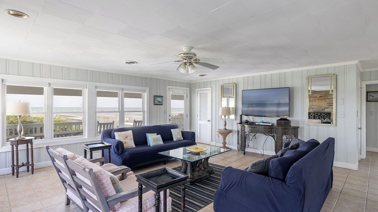 Photo of Livingroom in Pine Knoll Shores