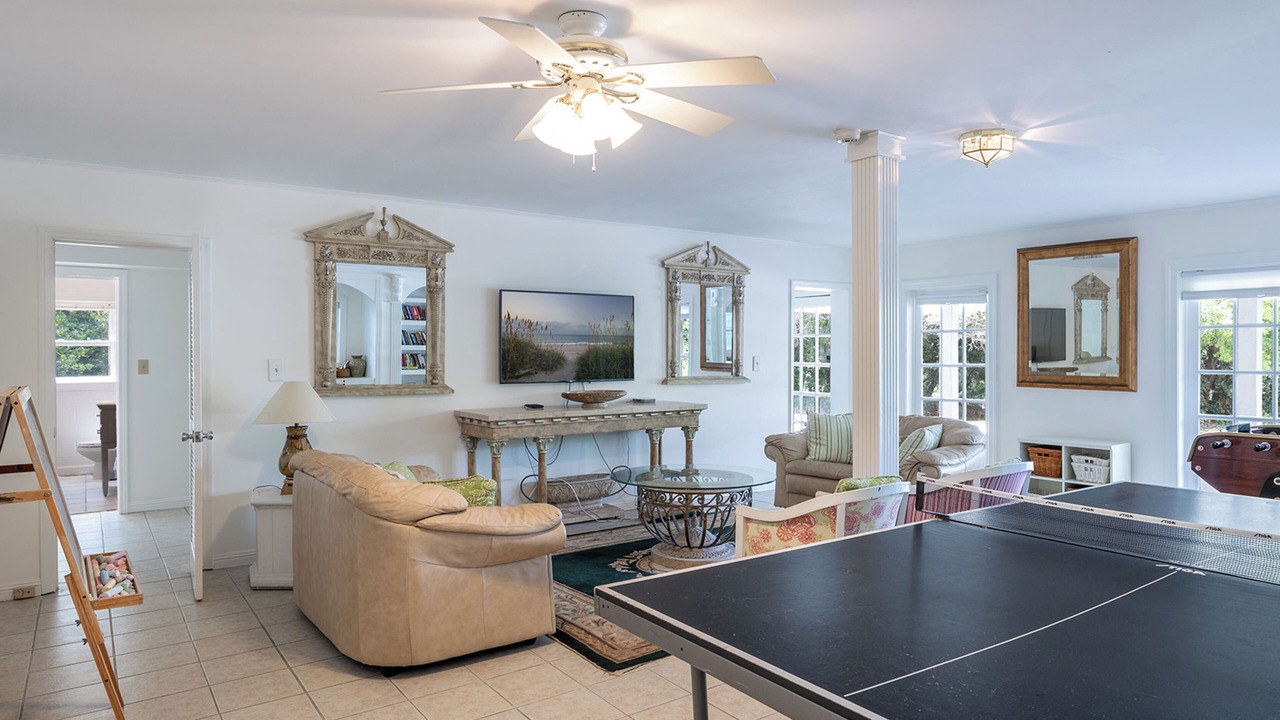 Photo of Livingroom in Pine Knoll Shores