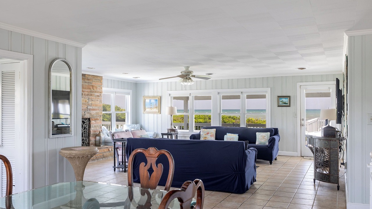 Photo of Livingroom in Pine Knoll Shores